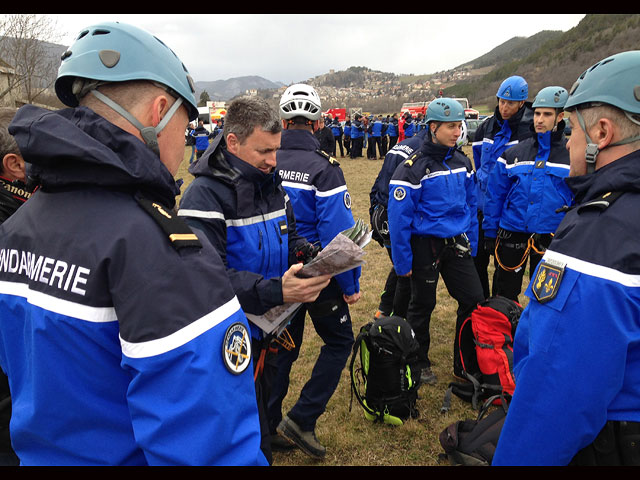 Сбор поисково-спасательной команды в районе крушения. Ля-Сьен-Лез-Альп, Франция, 24 марта 2015 года