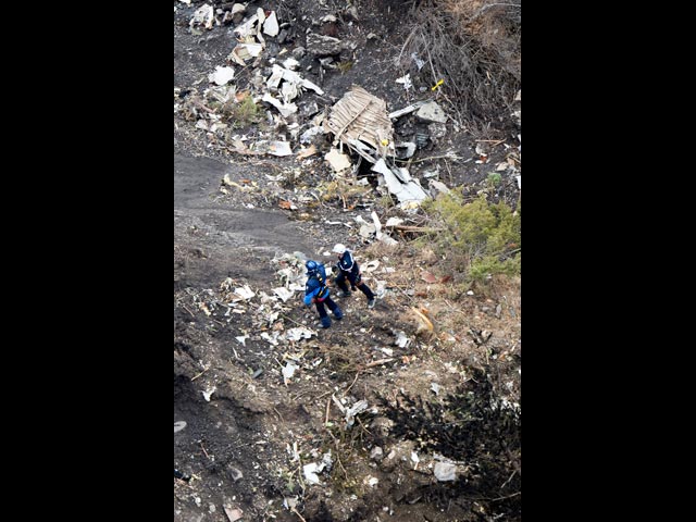 На месте крушения самолета Germanwings. 25 марта 2015 года