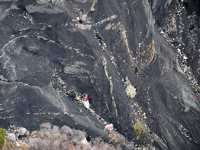 На месте крушения самолета Germanwings. 25 марта 2015 года