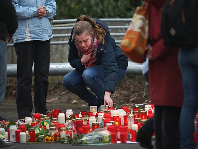 Около гимназии, где учились погибшие в катастрофе школьники. Хальтерн, Германия. 25 марта 2015 года