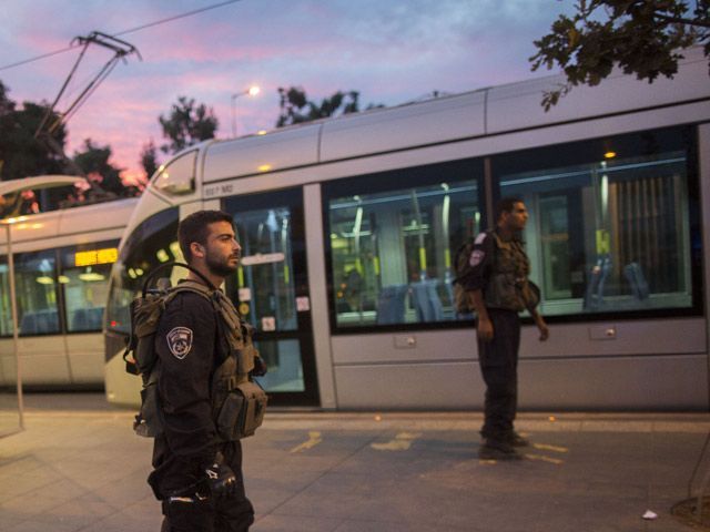В Иерусалиме арабы забросали камнями трамвай и разбили стекла нескольких автомобилей