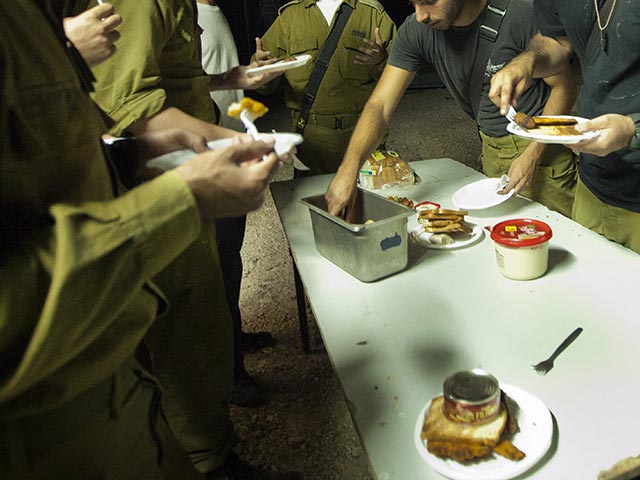 250 десантников отравились несвежей едой  