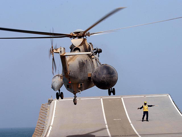 CNN: в Персидском заливе едва не столкнулись иранский самолет и американский вертолет  