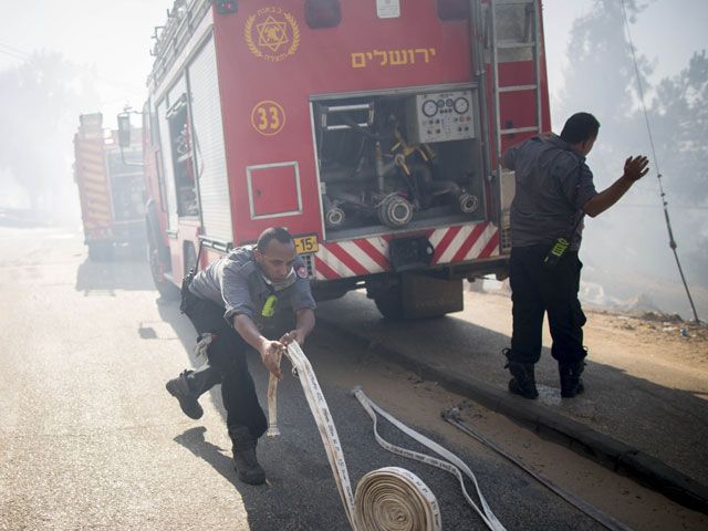 На трансизраильском шоссе сгорел грузовик с химикатами  
