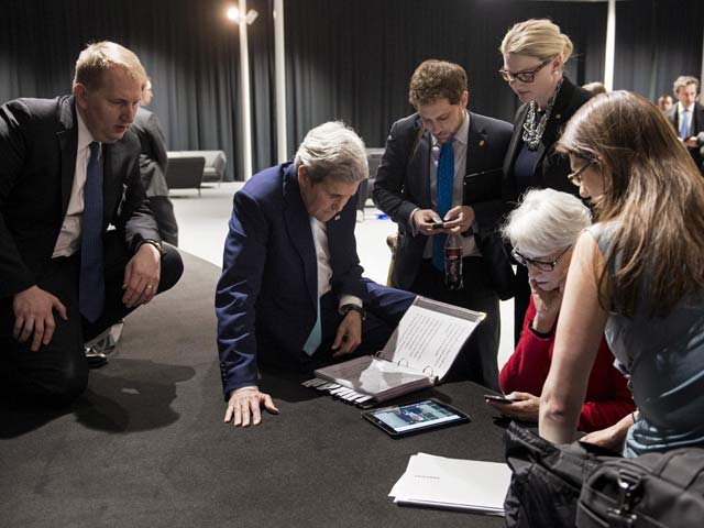 Джон Керри и его коллеги смотрят выступление Обамы по поводу ядерной сделки с Ираном. Лозанна, 2 апреля 2015 года