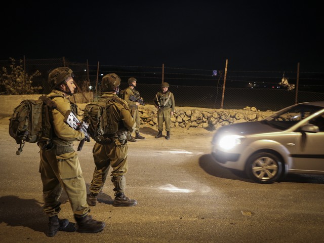 Военнослужащие ЦАХАЛа, участвующие в поисковой операции в районе Хеврона. 2 апреля 2015 года   