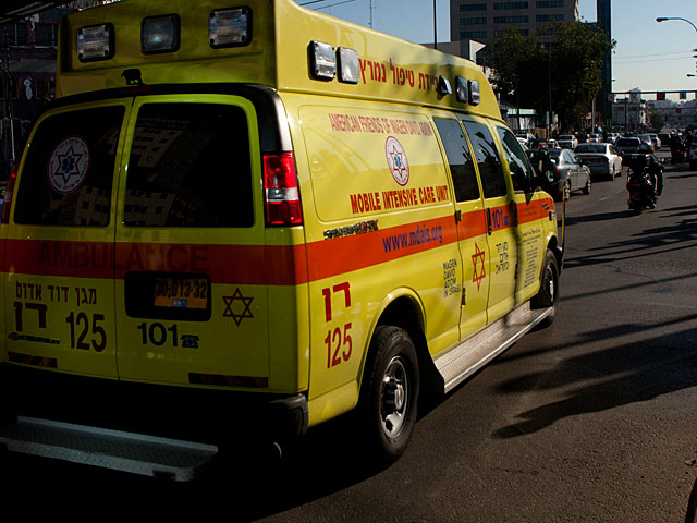 В Петах-Тикве из автобуса выпал молодой мужчина: он получил тяжелые травмы  