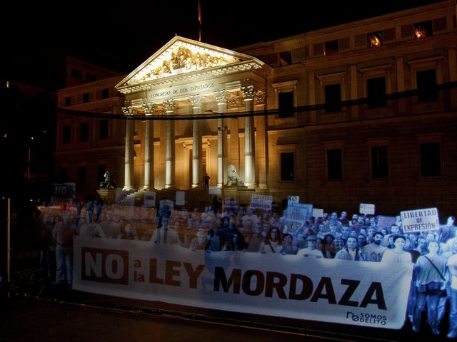 Акция протеста перед испанским парламентом. Мадрид, 10.04.2015