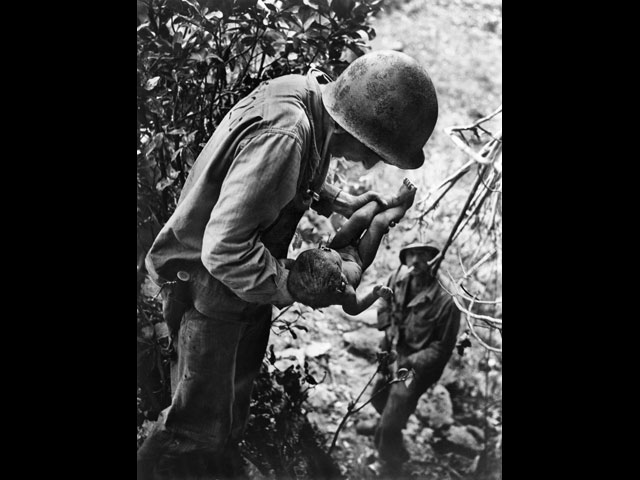 У. Юджин Смит. Морской пехотинец держит на руках раненого ребенка. о. Сайпан, июнь 1944