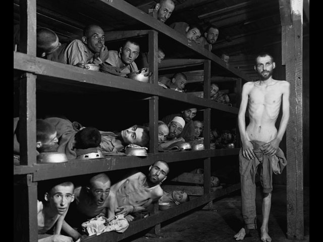 Х. Миллер (Армия США). Узники Концентрационного лагеря Бухенвальд, многие из заключенных умерли от истощения до освобождения. 16 апреля 1945