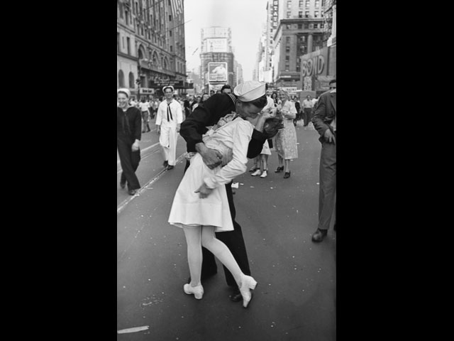 Альфред Эйзенштадт. День Победы над Японией на Таймс-сквер. Нью-Йорк, 14 августа 1945