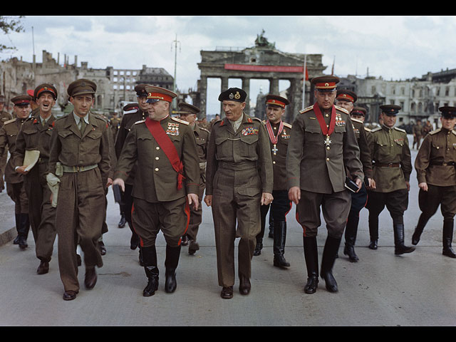 Фотограф британского военного министерства. Маршалы Советского Союза Г. Жуков и К. Рокосовский, генерал-фельдмаршал Б. Монтгомери. Берлин, июль 1945