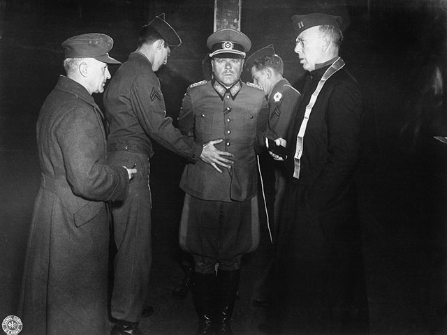 	Фотограф Армии США. Генерал от инфантерии Вермахта Антон Достлер привязан к столбу перед казнью. Италия, 1 декабря 1945