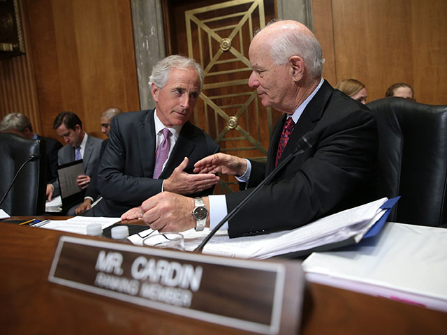 Сенаторы Боб Коркен и Бен Кардин на заседании профильного комитета Сената США. 14 апреля 2015 года