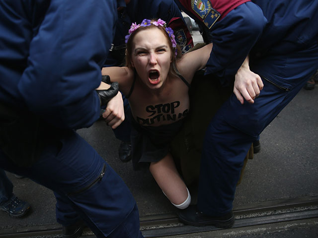 Акция Яны Ждановой (FEMEN) у здания парламента в Будапеште. 17 февраля 2015 года   