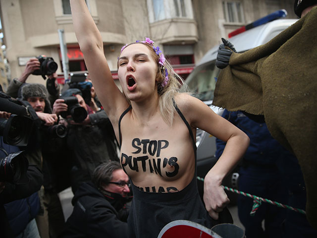 Акция Яны Ждановой (FEMEN) у здания парламента в Будапеште. 17 февраля 2015 года   