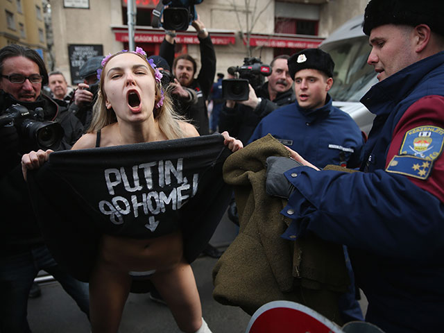 Акция Яны Ждановой (FEMEN) у здания парламента в Будапеште. 17 февраля 2015 года   