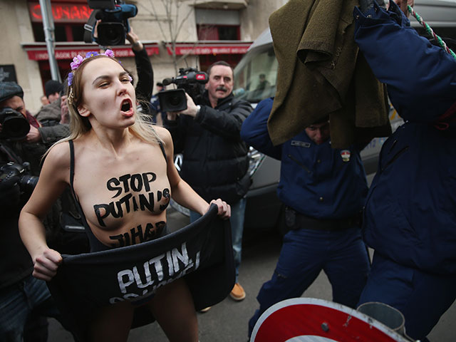 Акция Яны Ждановой (FEMEN) у здания парламента в Будапеште. 17 февраля 2015 года   
