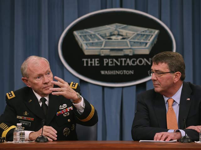 Глава Объединенного комитета начальников штабов американской армии генерал Мартин Демпси и министр обороны США Эштон Картер на совместной пресс-конференции в Пентагоне. 16 апреля 2015 года