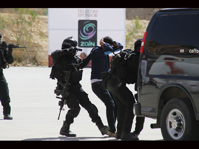 Бригада спецназа HQ / Royal 37 демонстрирует освобождение заложников на церемонии открытия