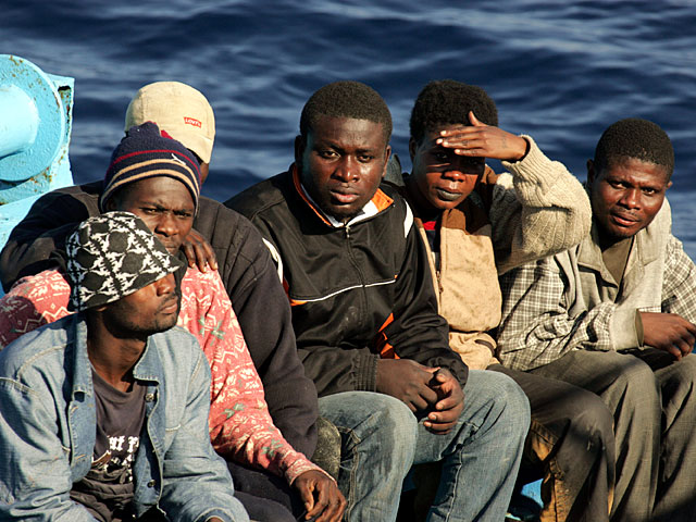 В Средиземном море терпит бедствие судно с 300 мигрантами на борту  