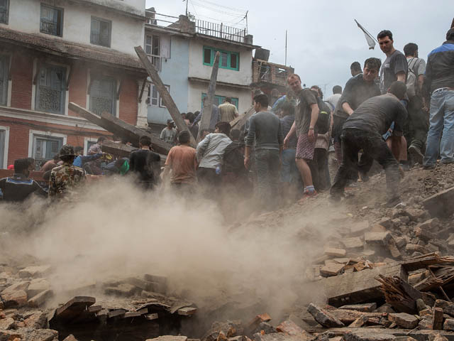 Жертвами землетрясения в Непале стали более 2.000 человек