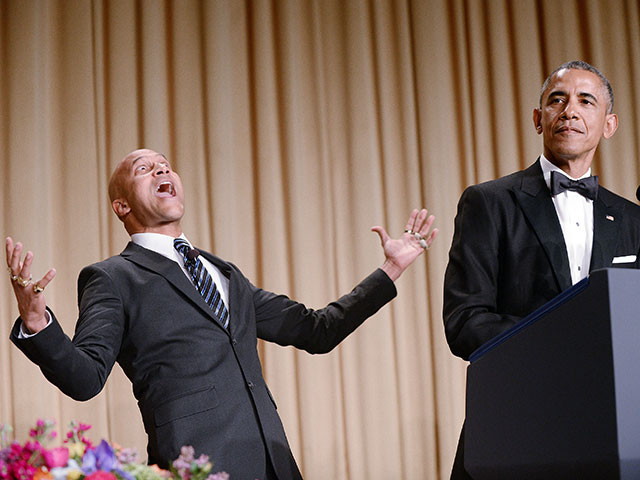 Кигэн-Майкл Ки и Барак Обама на встрече с Ассоциацией корреспондентов Белого дома. 25 апреля 2015 года