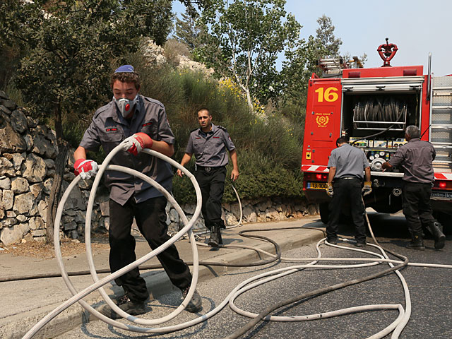 Возгорание кустарника в районе Маале-Михмас: перекрыто шоссе &#8470;458  