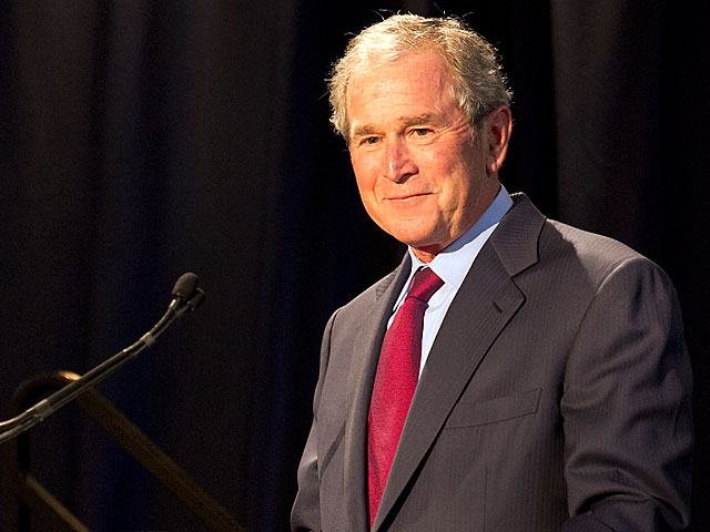 Джордж Буш считает неправильным отменять антииранские санкции  