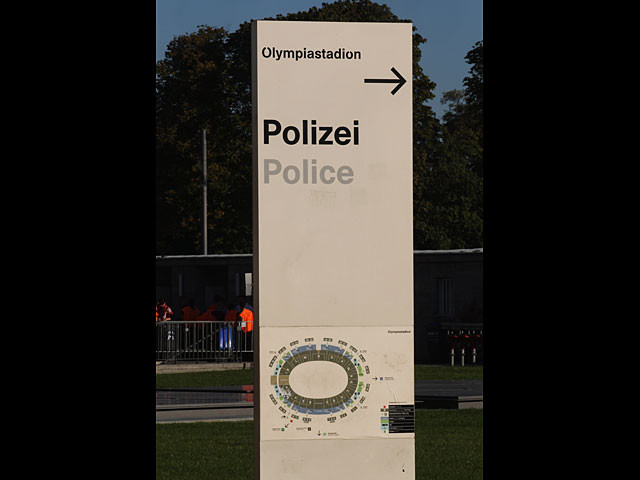 Полиция Берлина извинилась перед футбольными фанатами за просьбу убрать израильские флаги  