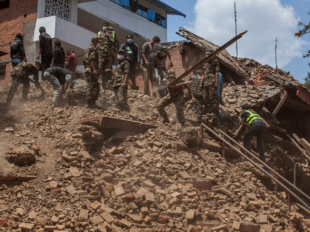 Жертвами землетрясения в Непале стали более 4.300 человек