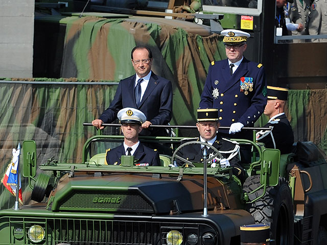 Франсуа Олланд на военном параде в Париже