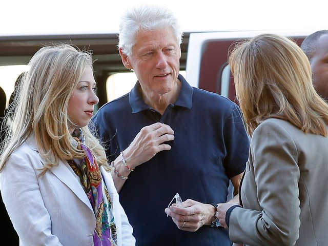 Самолет с Биллом Клинтоном и его дочерью совершил вынужденную посадку в Танзании