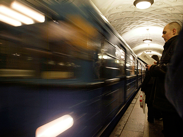 Поезд московского метро протащил по перрону зажатого дверями мужчину