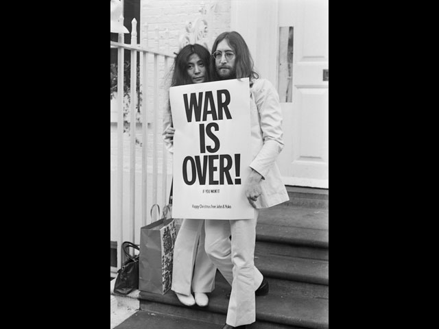 Джон Леннон и Йоко Оно у офиса Apple в Лондоне. 1969 год