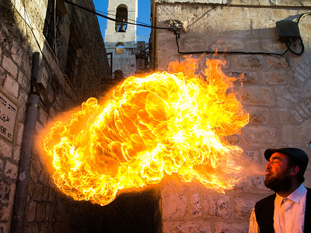 "Дышащий пламенем": огненное шоу в Иерусалиме