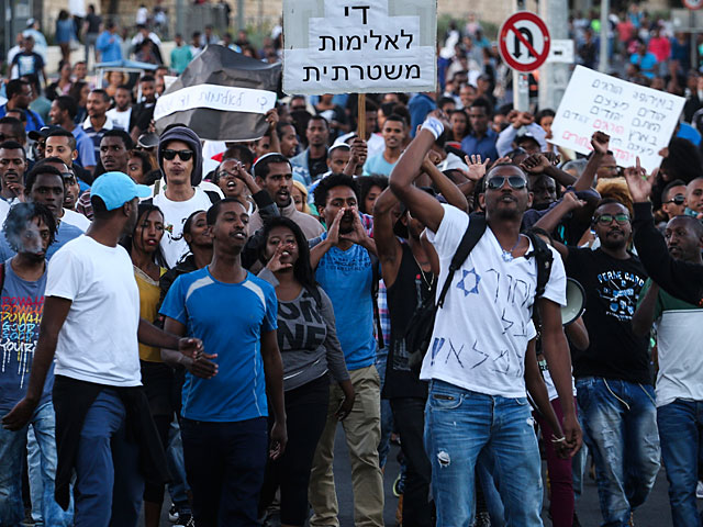 Акция протеста выходцев из Эфиопии в Тель-Авиве: демонстранты перекрывают улицы  