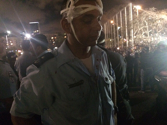 Раненый в ходе столкновений полицейский
