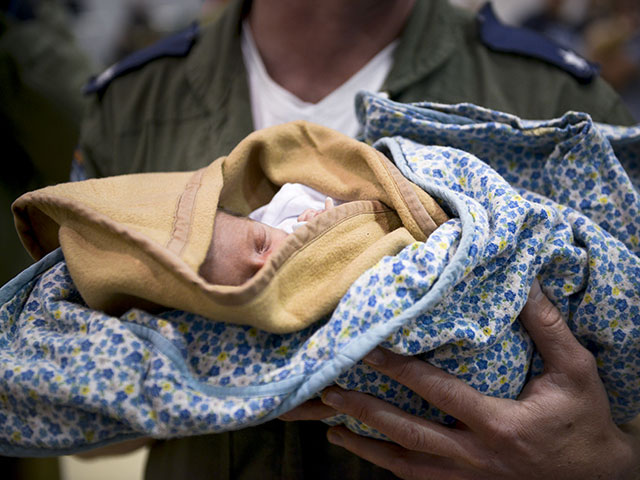 Младенец, доставленный из Непала. 27 апреля 2015 года   