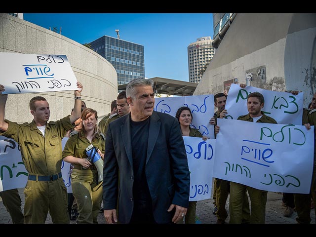 Яир Лапид на демонстрации протеста солдат-резервистов. Тель-Авив, 7 мая 2015 года