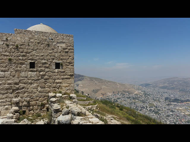 Вид на Шхем с горы Гризим