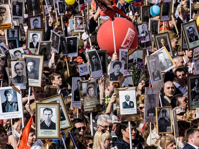 В День Победы в акции "Бессмертный полк" приняли участие 12 миллионов россиян. Москва, 9 мая 2015 г.