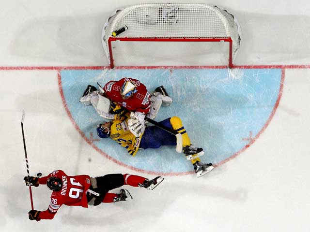 Чемпионат мира по хоккею: шведы в овертайме дожали швейцарцев, датчане разгромили норвежцев