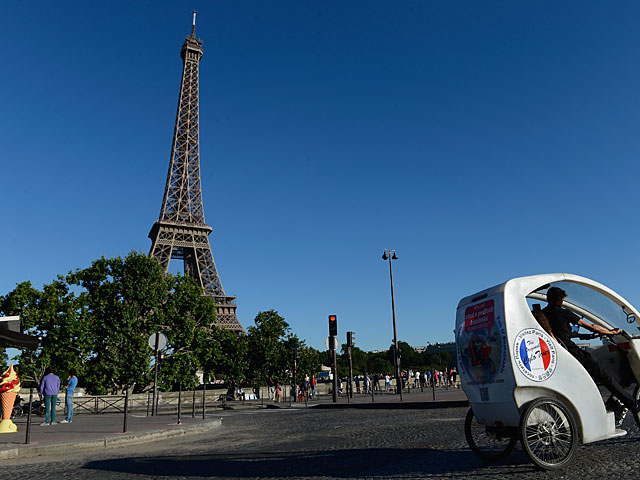 Китайская корпорация устроила "каникулы" в Париже для 6.400 своих рабочих  