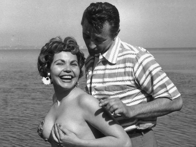 Американский актер Роберт Митчем и британская актриса Симона Сильва, "Мисс фестиваля 1954"    