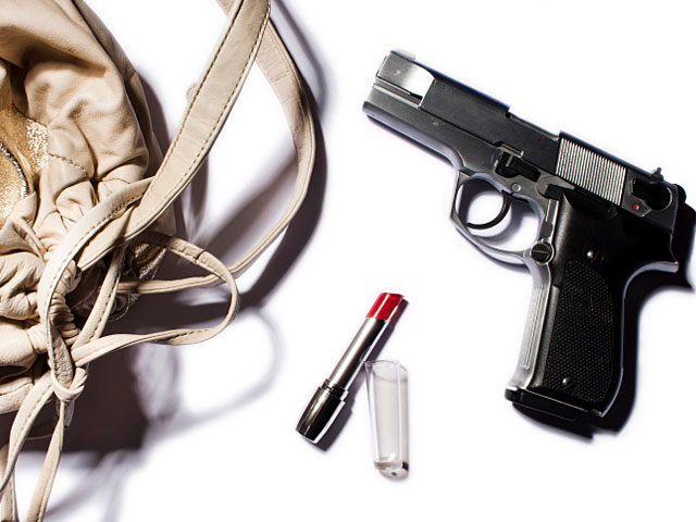 Сотрудница охранной фирмы забыла сумку с пятью пистолетами на обочине дороги  