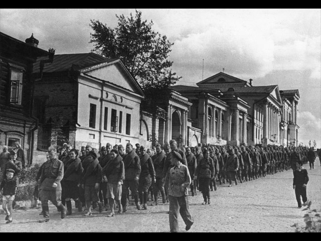 На фронт. Свердловск, 1942