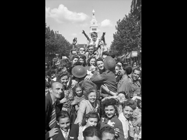 Парижане приветствуют союзников. 26 августа 1944