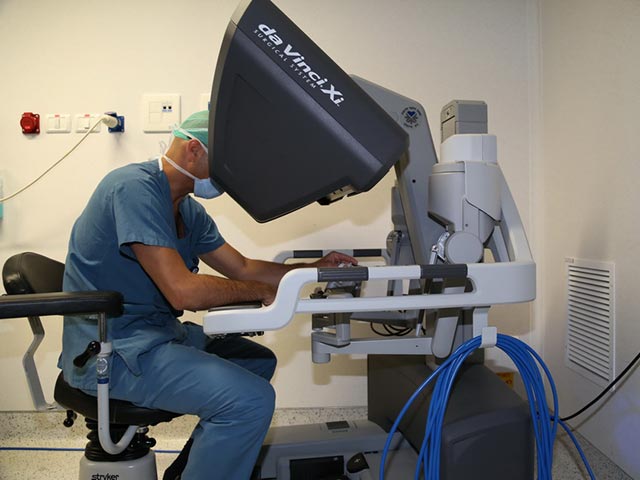 Операции роботом да винчи в москве. Интуитивная хирургическая платформа da vinci sp. Операции роботом да винчи в москве. Робот-хирург davinci. Операции роботом да винчи в москве.