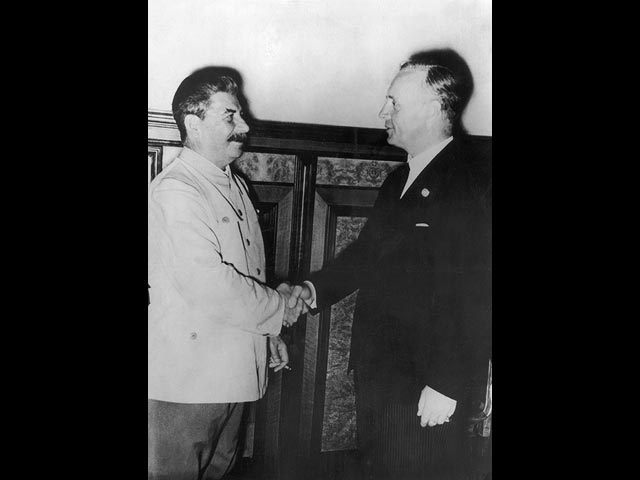 Иосиф Сталин и Иоахим фон Риббентроп в 1939 году